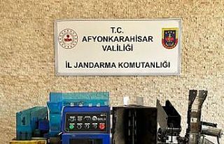 Kaçak makaron dolumu yapan makineleri satmaya çalışırken...