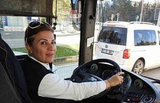 Kadın otobüs şoförü mesleğini 11 yıldır başarıyla...