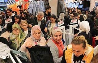 Kadınların kıyafet kapma yarışı kamerada