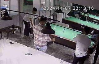 Kafasına bilardo topu gelen genç yere yığıldı,...