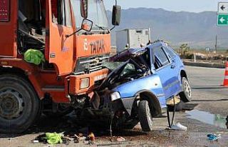 Kamyon ile otomobil çarpıştı: 1 ölü, 1 yaralı