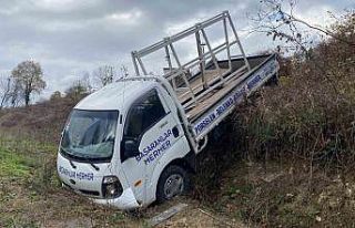 Kamyonet 50 metrelik uçuruma uçtu: Sürücü ağır...