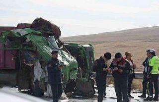 Kamyonların kafa kafaya çarpıştığı kazada hayatını...