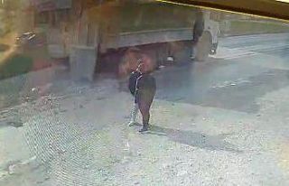 Kapak açılınca hafriyat kamyonundaki molozlar yola...