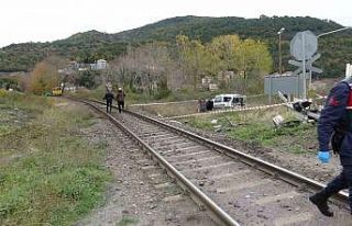 Kapalı bariyerden geçmek isteyen otomobile tren...