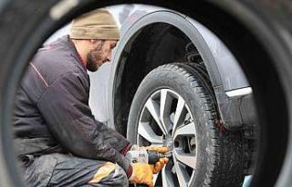 Kar erken geldi, yasak başlamadan oto lastikçilerde...