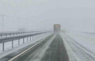 Kar köy yollarını kapattı ekipler yolları açmak...