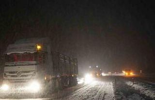 Kar yağışı Ilgaz Dağı’nda trafiği kilitledi,...