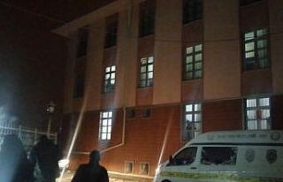 Kar yağışını izlemek isterken pencereden düşen...