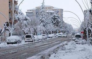 Karaman, mevsimin ilk karıyla beyaza büründü