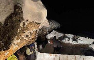 Karda mahsur kalanların yardımına belediye ekipleri...