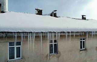 Karla kaplı ilçedeki binaların çatılarında sarkıtlar...