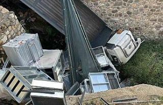 Karşı şeride geçen tır dereye düştü