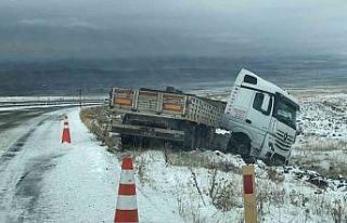 Kars’ta buzlanan yolda kayan tır şarampole düştü