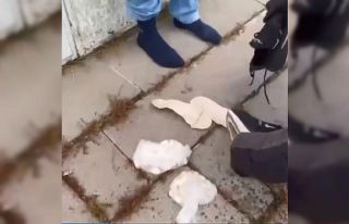 Kars’ta İranlı kuryeyi ayağındaki büyük ayakkabılar...