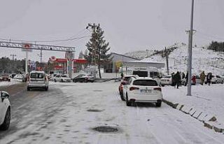 Kars’ta yollar buz pistine döndü