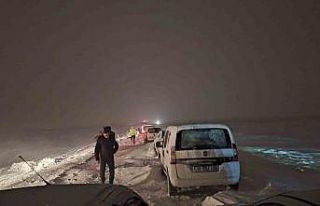 Kayseri’de tipi nedeniyle yolda mahsur kalan 100’ü...