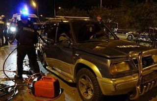 Kazada aracın içinde sıkışan annesinin elini...