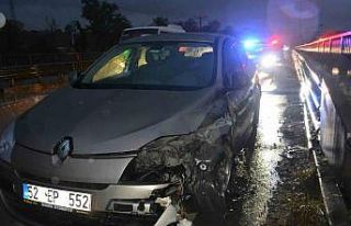 Kediye çarpmamak için bariyerlere çarptı: 2 yaralı