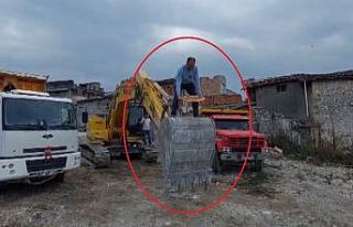 Kepçenin kovasında künefe çeviren operatörün...