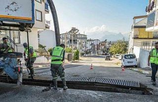 Kepez’de mazgallar vakumlu ekskavatörle temizleniyor