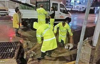 Kepez’den su taşkınına karşı gece mesaisi