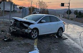 Kırıkkale’de iki otomobil kafa kafaya çarpıştı:...