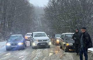 Kış lastiği takmayan sürücüler yolda kaldı