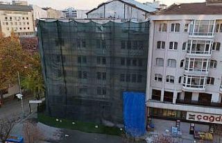 Kısmi göçük yaşanan binanın makine ile yıkımı...