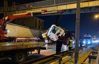 Kocaeli’de 2 tırın karıştığı kazada kupa...