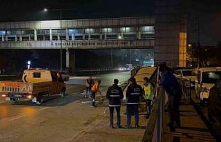 Kontrolden çıkan araç durağa daldı