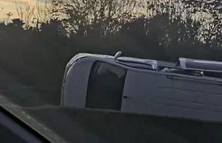 Kontrolden çıkan hafif ticari araç yan yattı:...