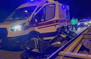 Kontrolden çıkan motosiklet bariyerlere çarptı,...