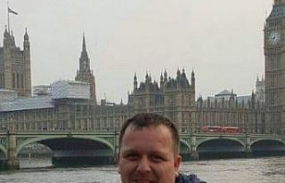 Kontrolden çıkan otomobil mermerlerin üzerine devrildi:...