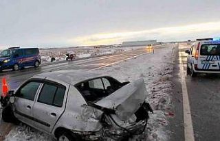 Kontrolden çıkan otomobil otobüse çarptı: 1 yaralı