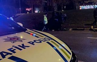 Kontrolden çıkan otomobil refüje çarparak takla...