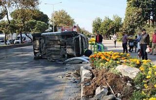 Kontrolden çıkan otomobil yan yatti