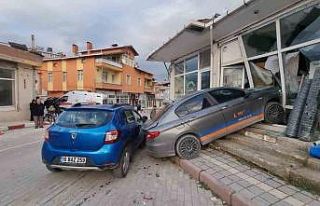 Kontrolden çıkan otomobil yayaya ve iki araca çarptı:...