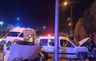 Konya’da hafif ticari araç ile otomobil çarpıştı:...