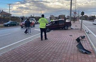 Konya’da otomobil refüjdeki direğe çarptı: 1...