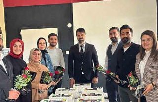 Köy okulunda her öğretmenin fotoğrafı pastaya...