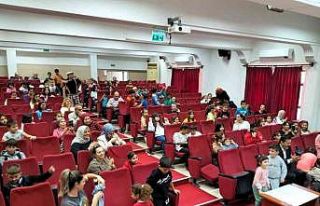 Köyceğiz’de çocuklar tiyatro oyunuyla eğlendi