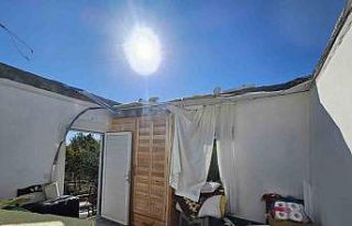 Köyceğiz’de şiddetli rüzgar çatı uçurdu