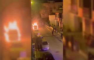 Küçükçekmece’de park halindeki kamyonet alev...