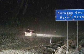 Kurubaş ve Karabet geçitlerinde kar yağışı ve...