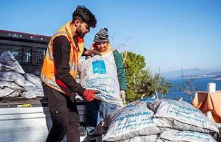 Kuşadası Belediyesi’nin yakacak yardımı başladı