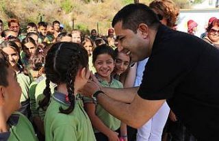 Kuşadası’nda Başkan Günel eğitime destek oluyor