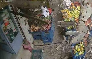 Kuvvetli fırtınanın yıktığı balkon duvarından...