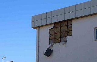 Kuvvetli rüzgar hastanenin dış cephesini yerinden...