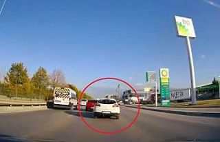 Makas atan sürücünün kazayı kıl payı atlattığı...